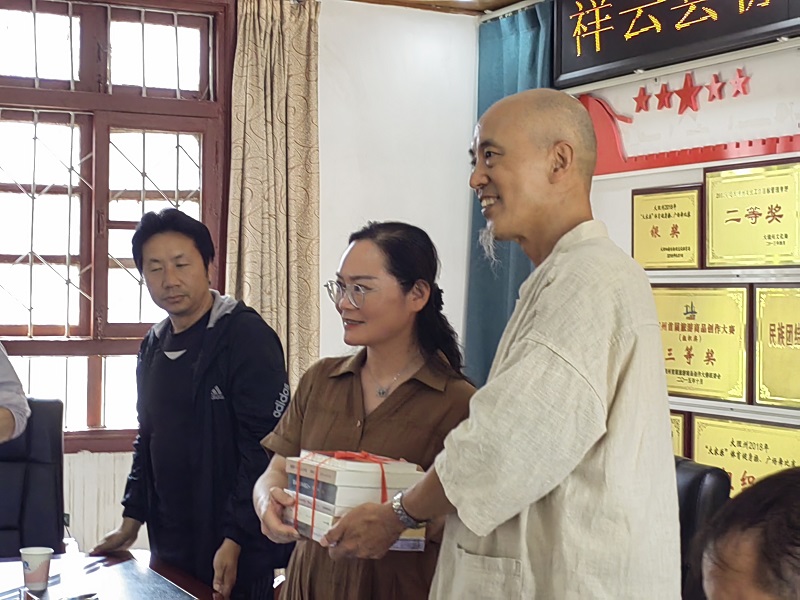 中国徐霞客研究会副会长刘瑞升赠书.jpg