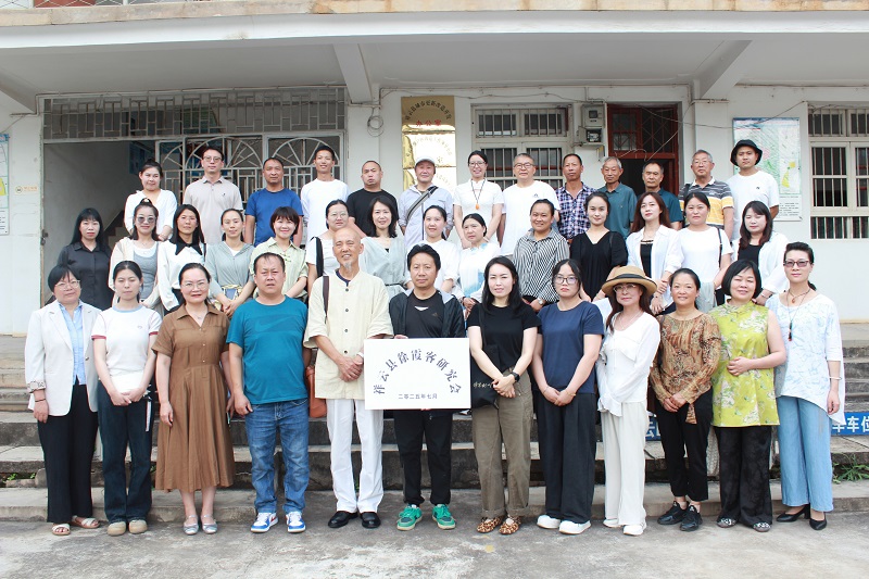参会人员集体合影.jpg